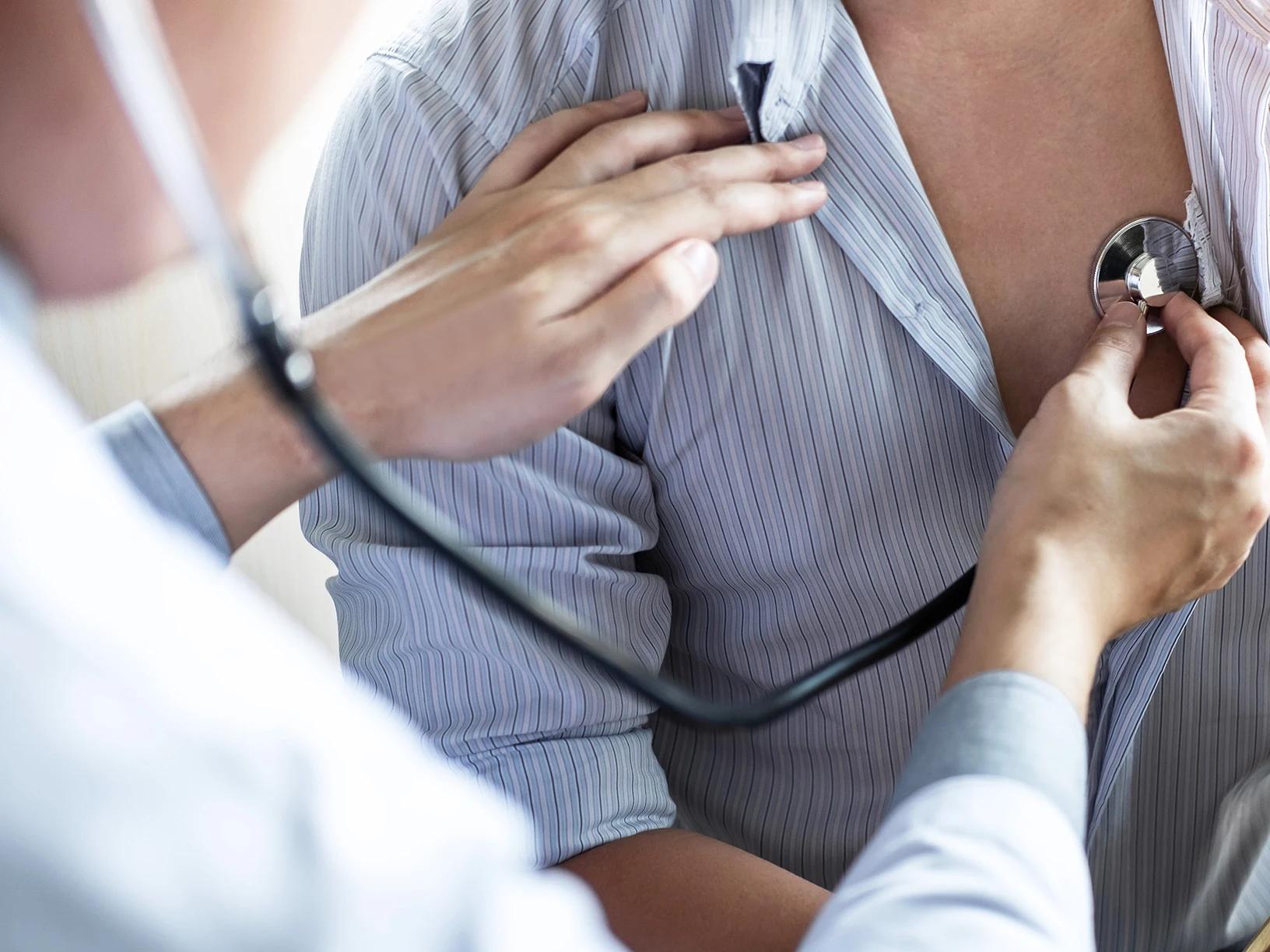 Kardiolog med hjertepatient